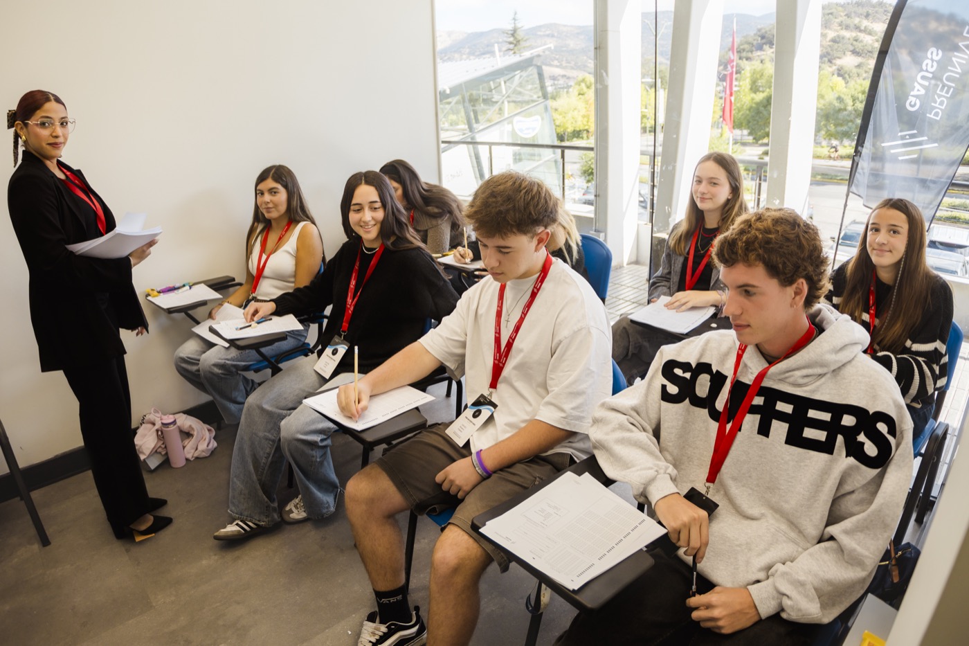 Profesora de Preu Gauss dando clase a un grupo pequeño de alumnos en la sede La Dehesa