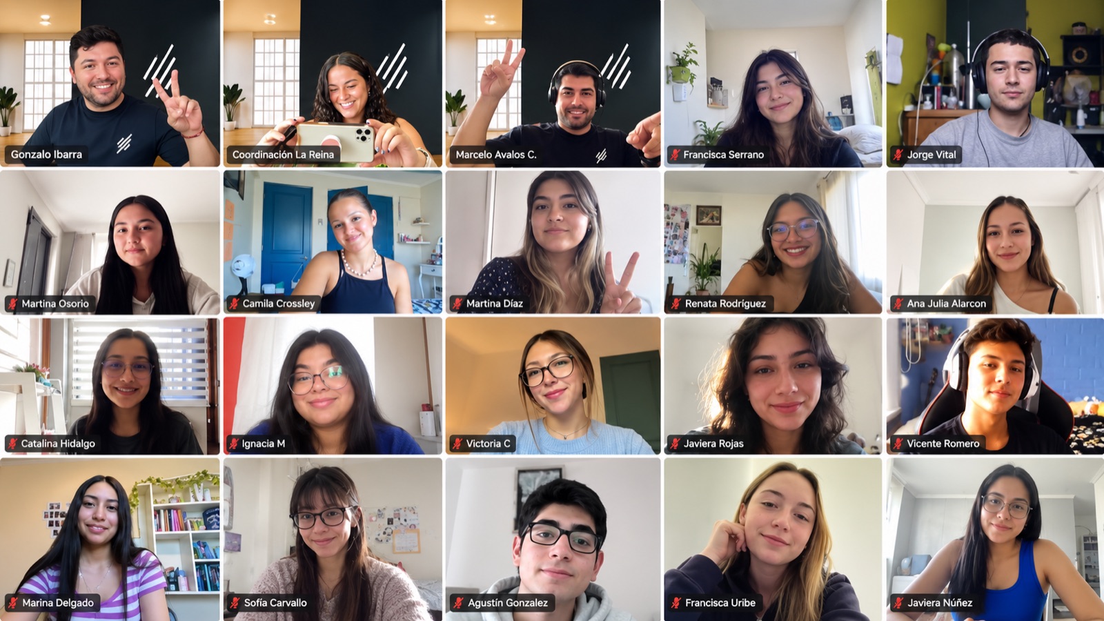 Clase online de Preuniversitario Gauss por Zoom: tres profesores y los alumnos conectados con la cámara encendida