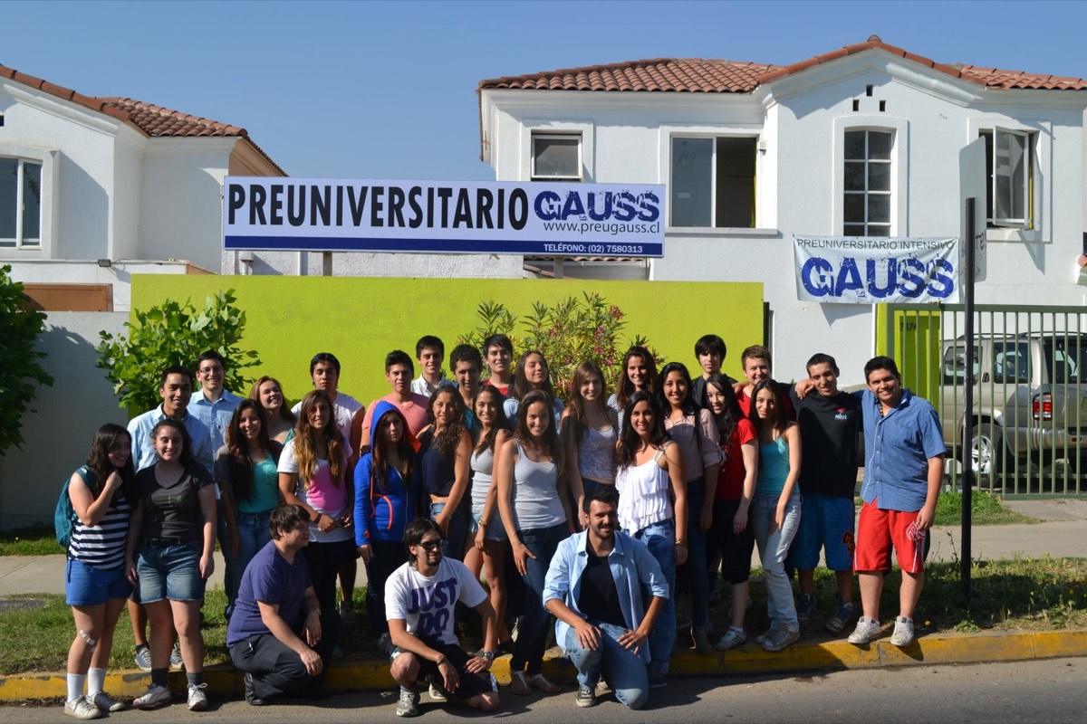 Generación 2012 de Preuniversitario Gauss frente a la sede de Peñalolén