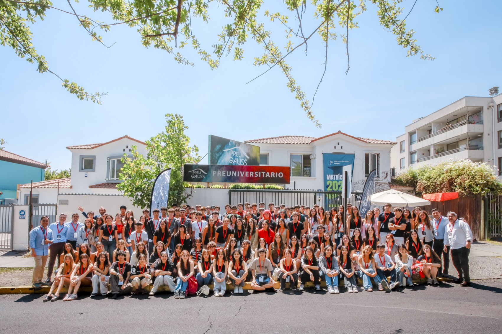 Generación 2025 de alumnos Preuniversitario Gauss frente a casa matriz