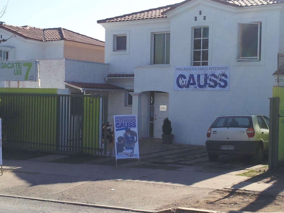 Fachada de la sede de Preuniversitario Gauss en Peñalolén Alto en 2012